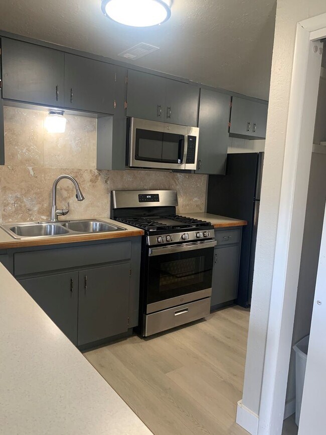 Foto del edificio - 3 bedroom, 1 bath- Duplex