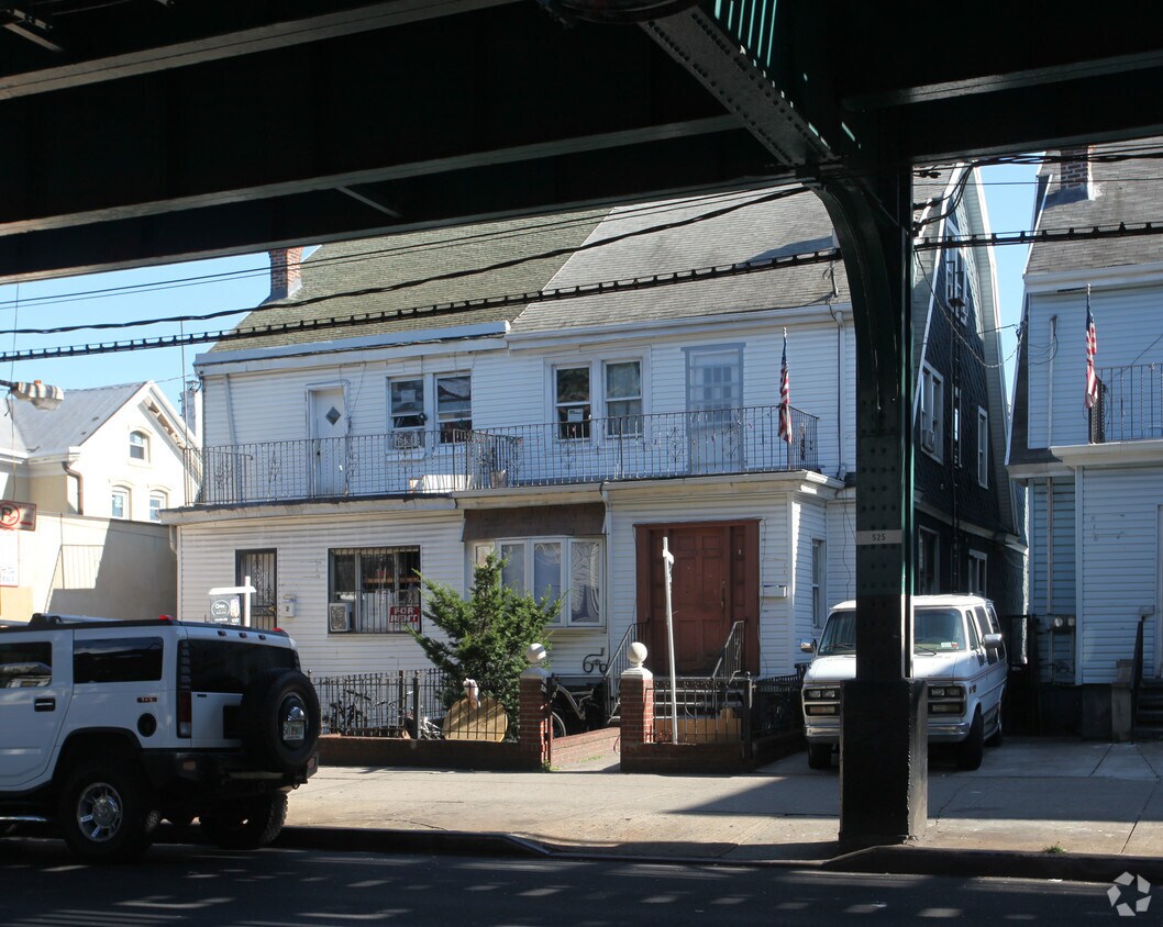 Primary Photo - 108-12-108-20 Roosevelt Ave