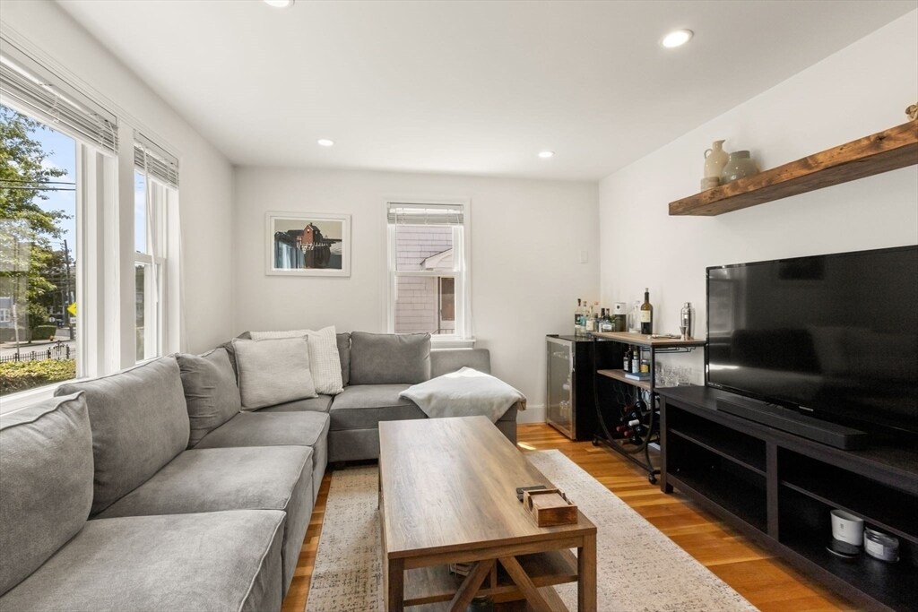 Foto principal - 177R Faneuil St