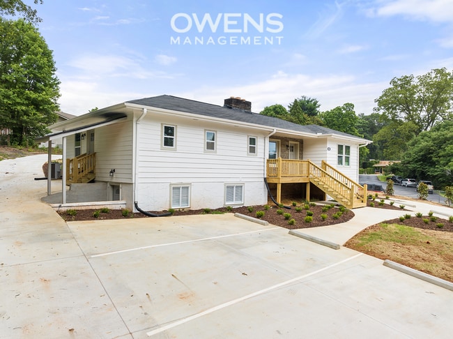 Building Photo - Downtown Gainesville Living Available Imme...