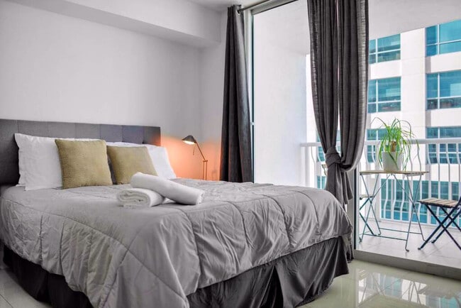 Building Photo - 1 SE 12th St