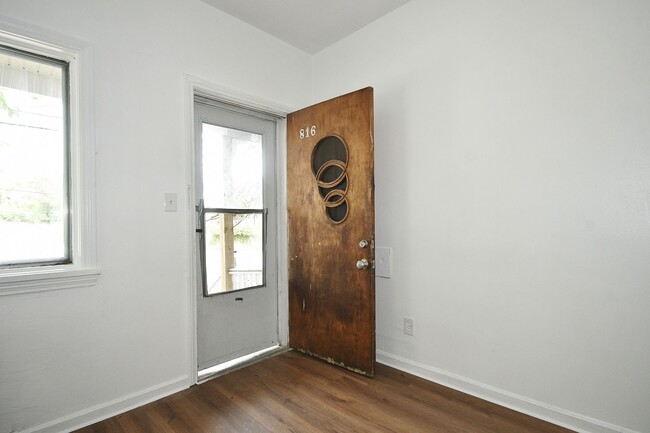 Building Photo - 2 Bed, 1 Bath Townhouse Near East Liberty