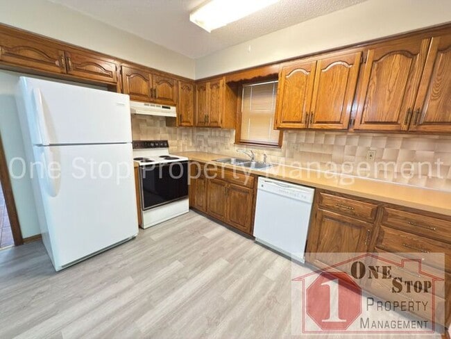 Building Photo - Cozy 2 Bedroom Duplex with Loft & Garage –...