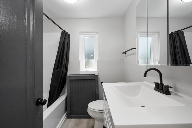 Foto del edificio - Stunning 4 bedroom home in McKeesport available July 1!