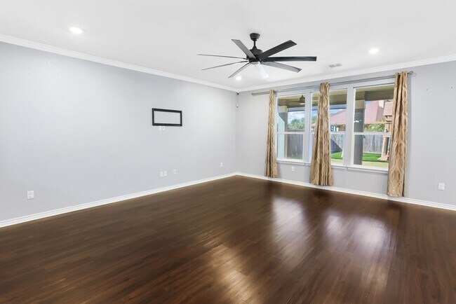 Building Photo - 5 Bedroom/3 Bath Cross Creek Subdivision