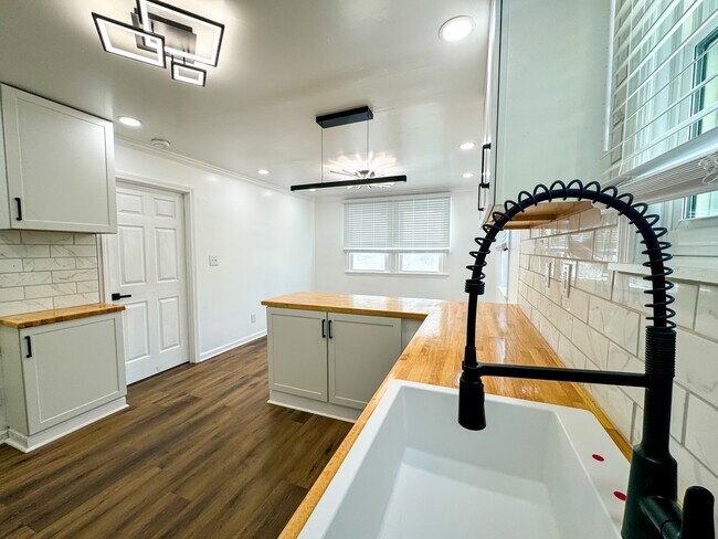 Building Photo - 711 W 44th St