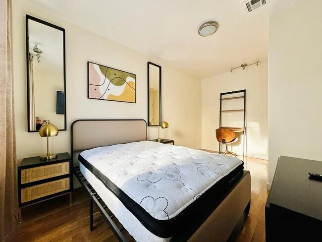 Foto del edificio - Furnished room/NOT APARTMENT