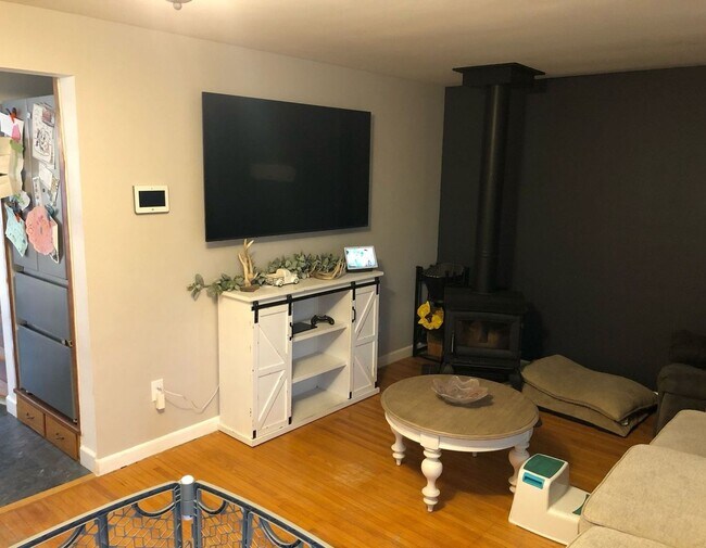 Building Photo - Freshly renovated three-bedroom house in L...