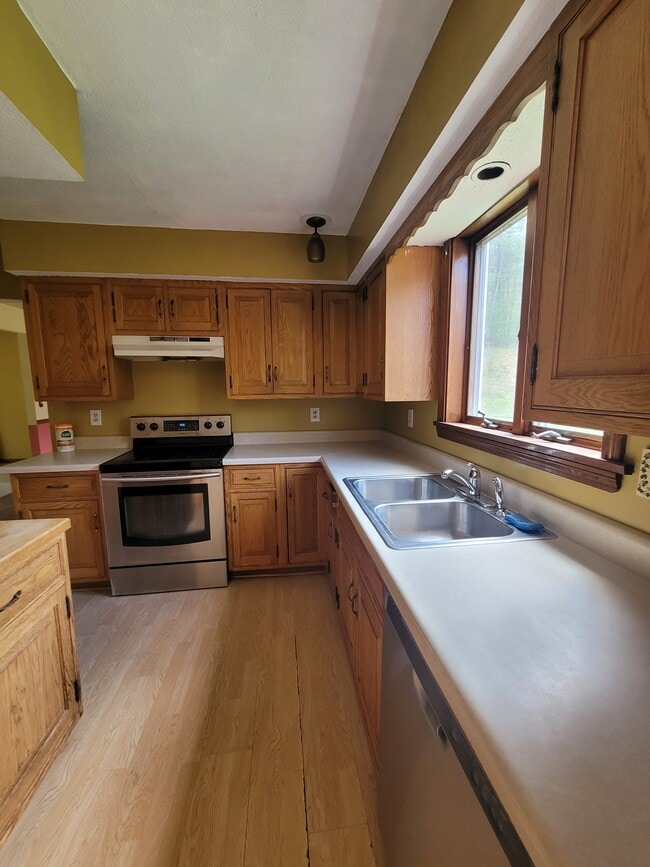 48 Oakwood Ln, Columbia, CT 06237 House Rental in Columbia, CT