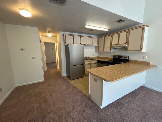 Foto del edificio - Sun-Filled 2/2 with Stainless Appliances & New Carpet