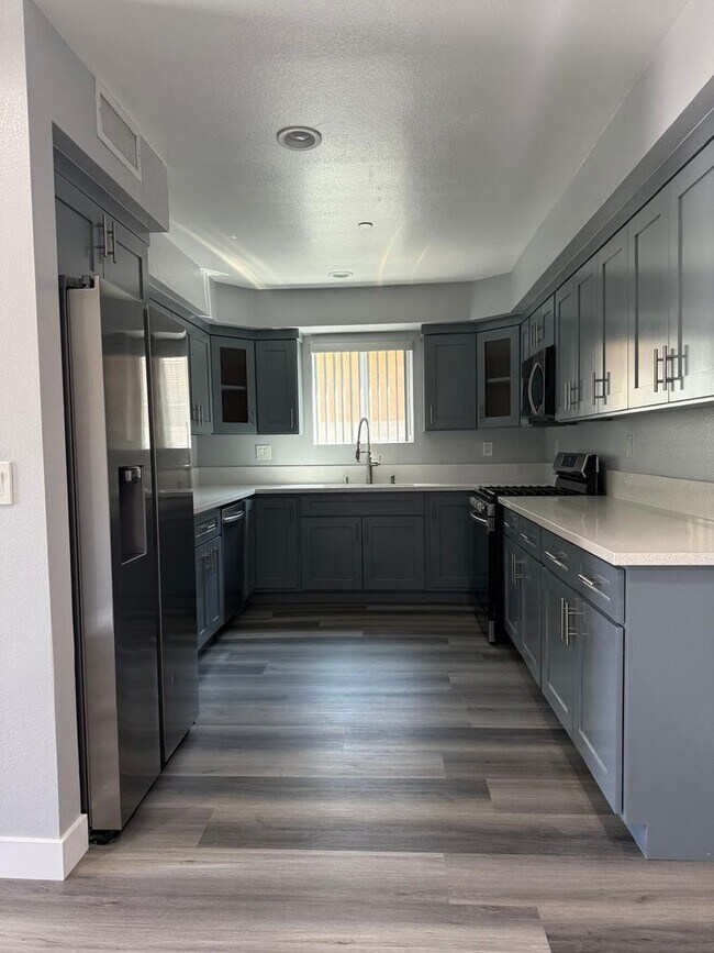 Foto del edificio - 1348-1348 E Vernon Ave