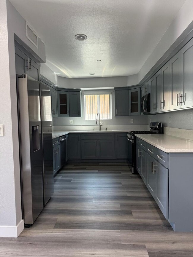 Building Photo - 1348-1348 E Vernon Ave