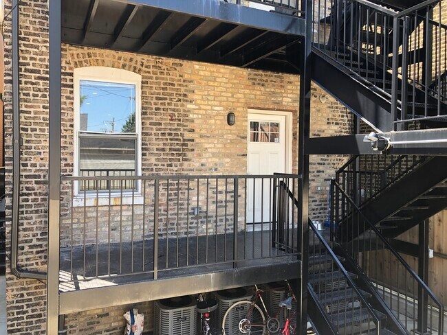 Building Photo - 2044 W Webster Ave