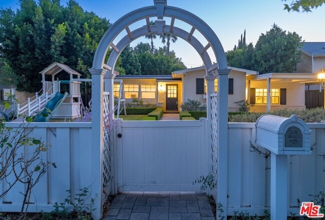 Building Photo - 5525 Matilija Ave