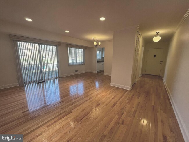 Building Photo - 10661 Weymouth St #104, Bethesda, MD 20814