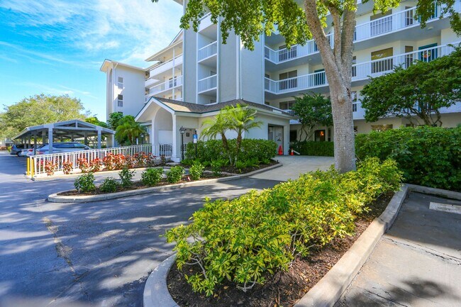 Foto del edificio - Live the Naples Lifestyle – Elegant 2BR/2B...