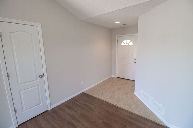 Building Photo - NW 3 bedroom w/ fenced yard