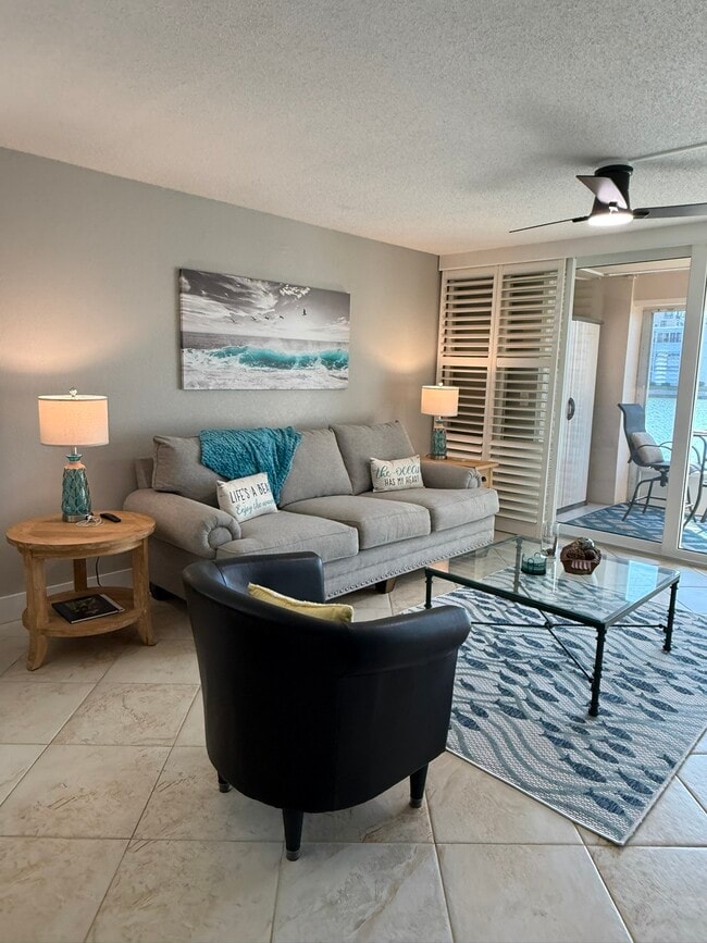 Sala de estar - 7560 Bay Island Dr S