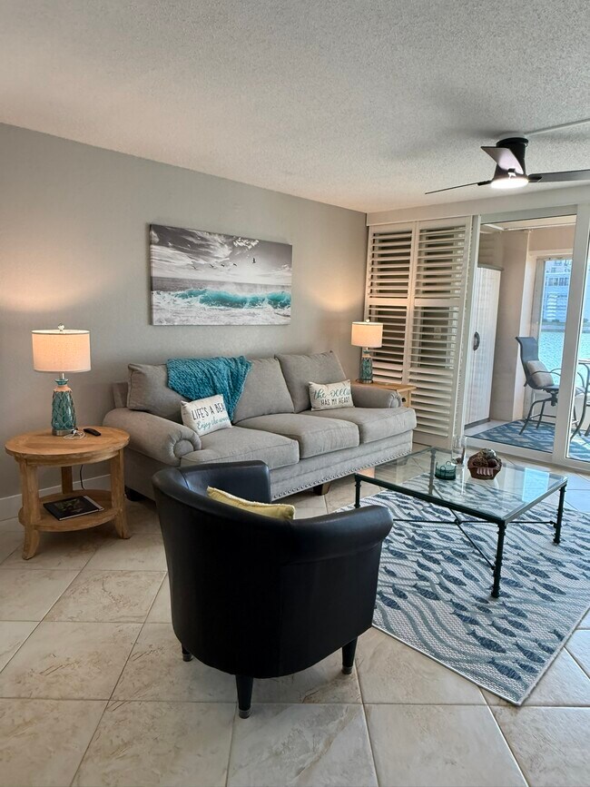 Sala de estar - 7560 Bay Island Dr S