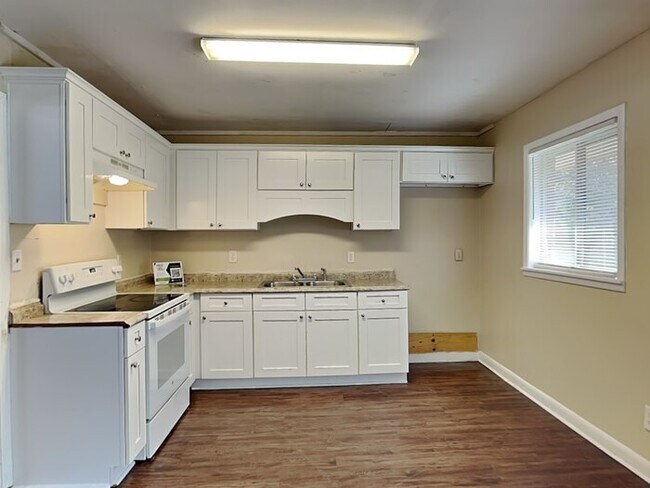 Foto del edificio - One Month FREE!!! Cozy 4 Bedroom located i...