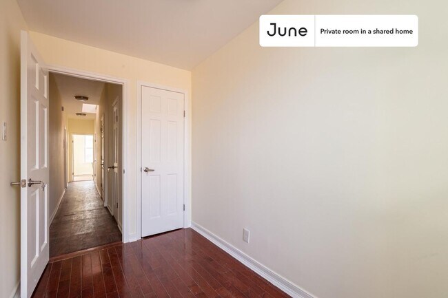 Foto del edificio - Private bedroom in 3 bed/1 bath Home
