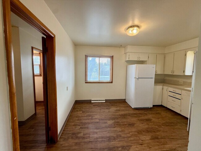 Foto del edificio - $1,000 off first months rent! Quick Move In! 3 bedroom, 1.5 Bath Home with attached garage in Lov...
