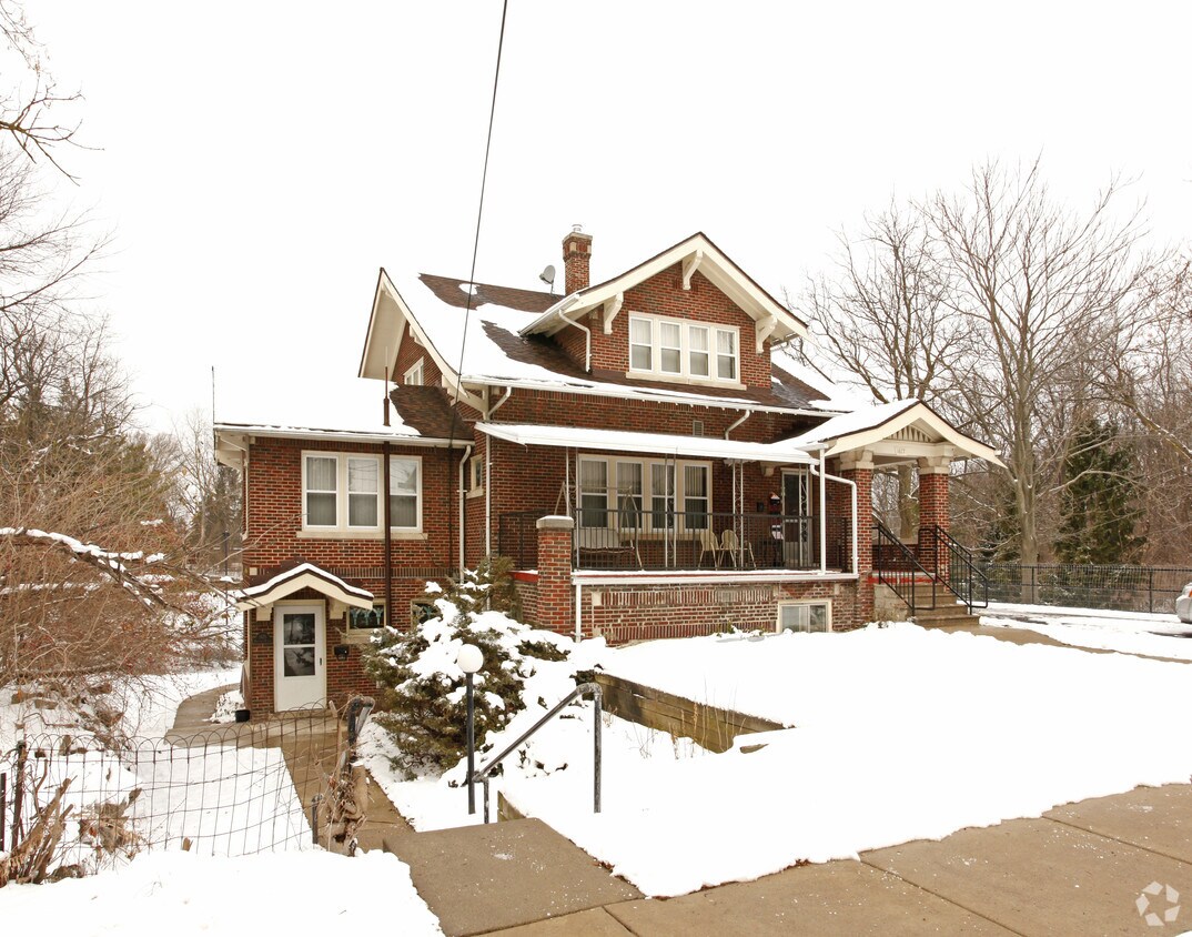 Primary Photo - 1675-1677 Broadway Ave