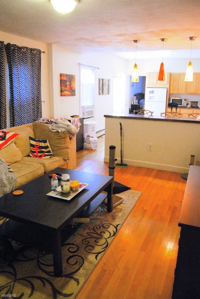 Building Photo - 506 E 7th St