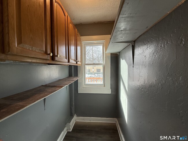 Building Photo - 660 W Main St