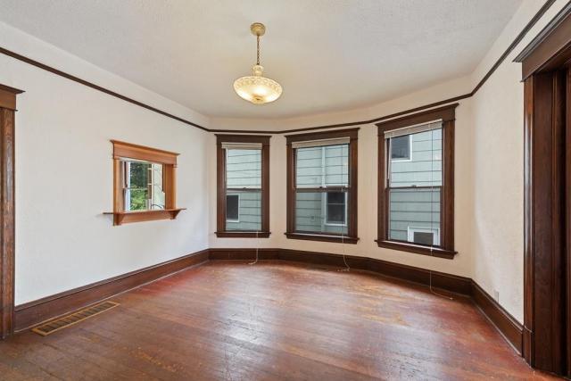 Building Photo - 2 bedroom in Seattle WA 98102