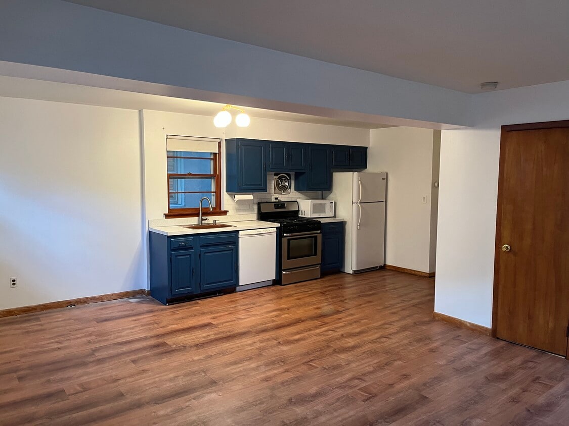 Kitchen: dishwasher, microwave - 135 Collard St