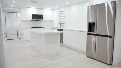 Building Photo - 9357 Fontainebleau Blvd