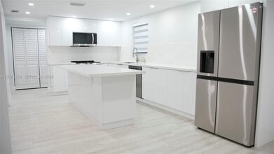 Building Photo - 9357 Fontainebleau Blvd