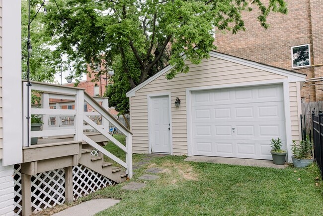 Building Photo - 1134 Larchmont Crescent