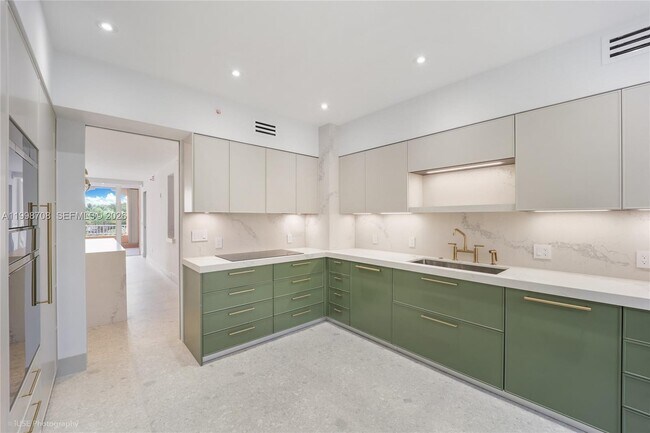 Building Photo - 737 Crandon Blvd