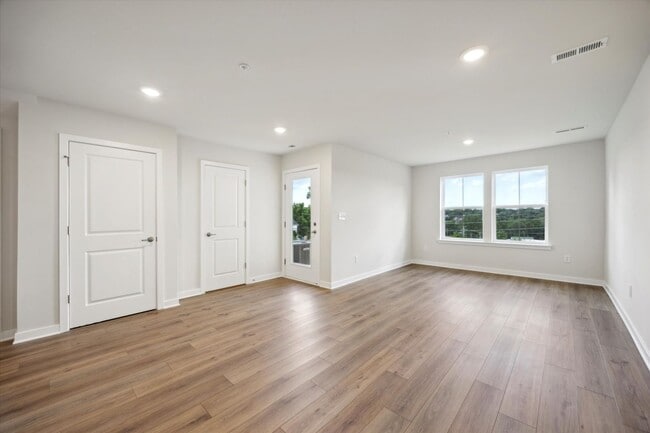 Building Photo - 3 Bedroom End-Unit Townhome in Spring City