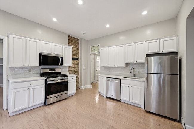 Building Photo - 515 W 25th St