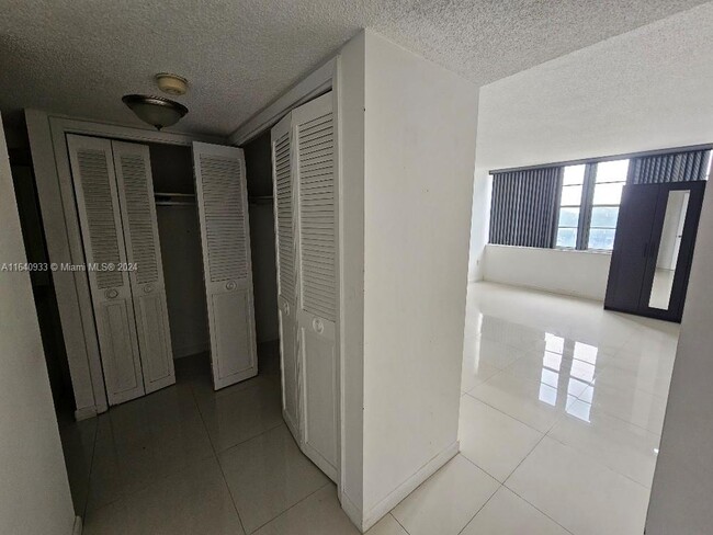 Building Photo - 18021 Biscayne Blvd