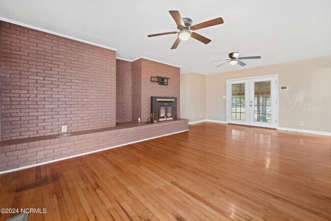 Building Photo - 114 Club Ln