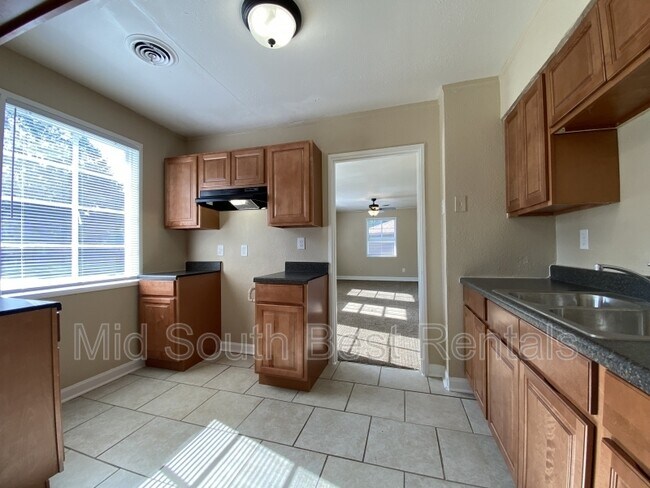 Foto del edificio - 1783 N Graham St