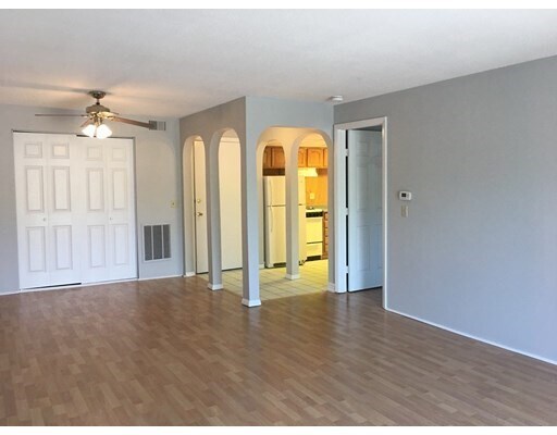 Building Photo - 6 Shadowbrook Ln