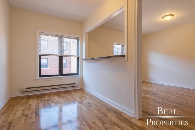 Building Photo - 827 W Waveland Ave