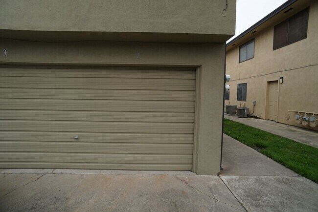 Building Photo - spacious 2/1 unit in Sacramento, 4600 Gree...