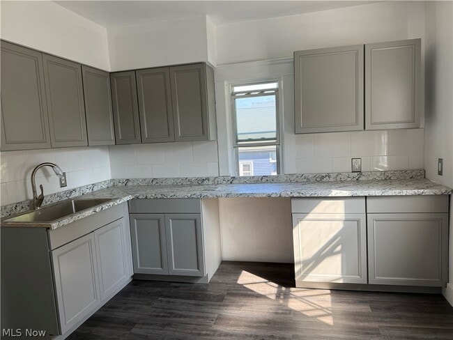 Building Photo - 14210 Kingsford Ave