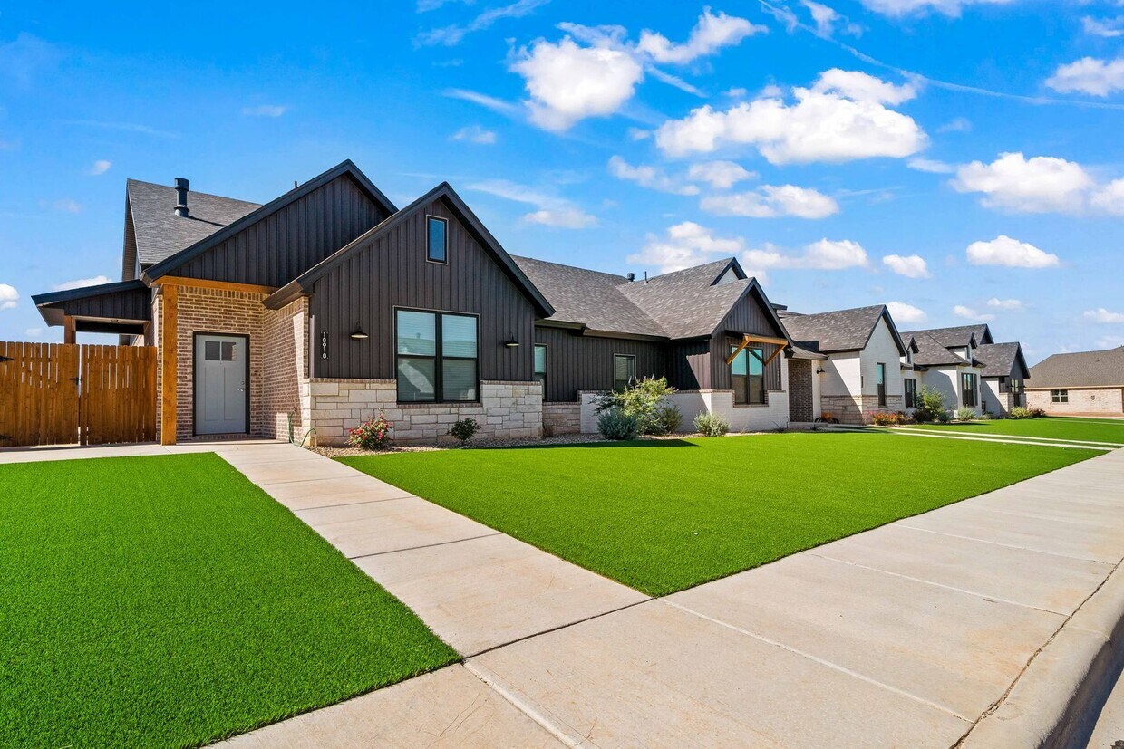 Primary Photo - Luxurious Townhome Located In Abbey Glen -...