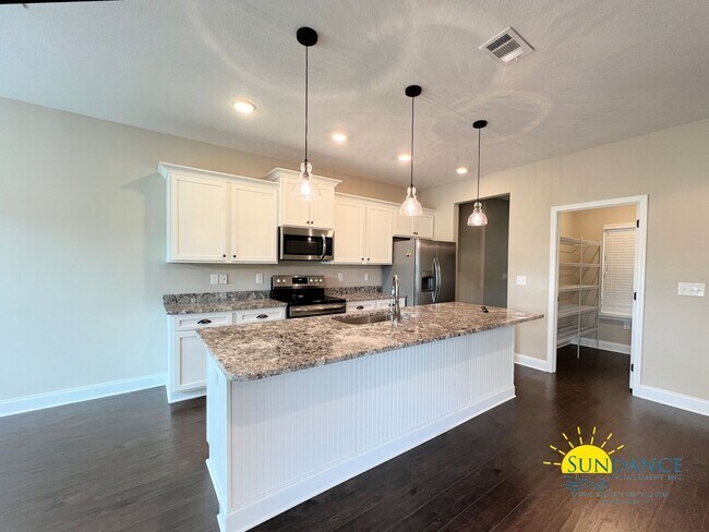 Foto del edificio - Spacious 4-Bedroom 2.5 Bathroom Home in Ti...