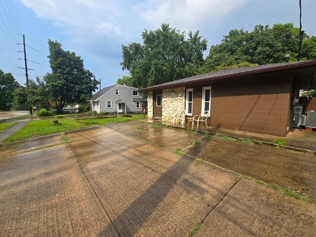 Building Photo - 811 Marvin St