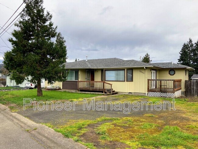 Building Photo - 2862 W Sherwood Ave