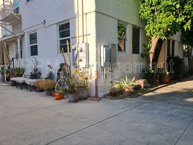 Building Photo - 1201 N Orange Grove Ave