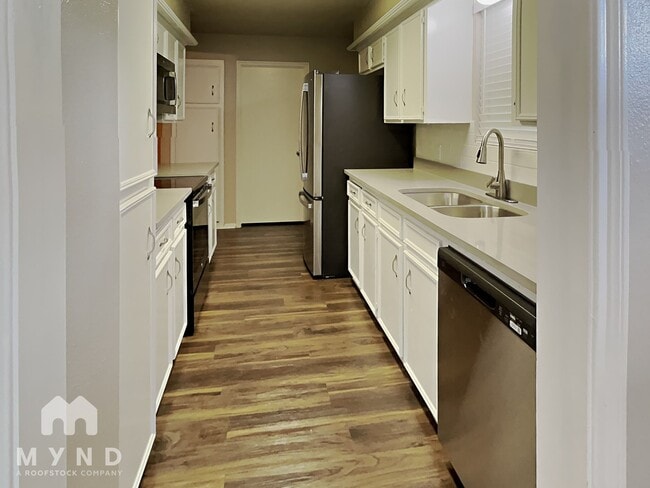 Building Photo - 4801 Meadowood Dr